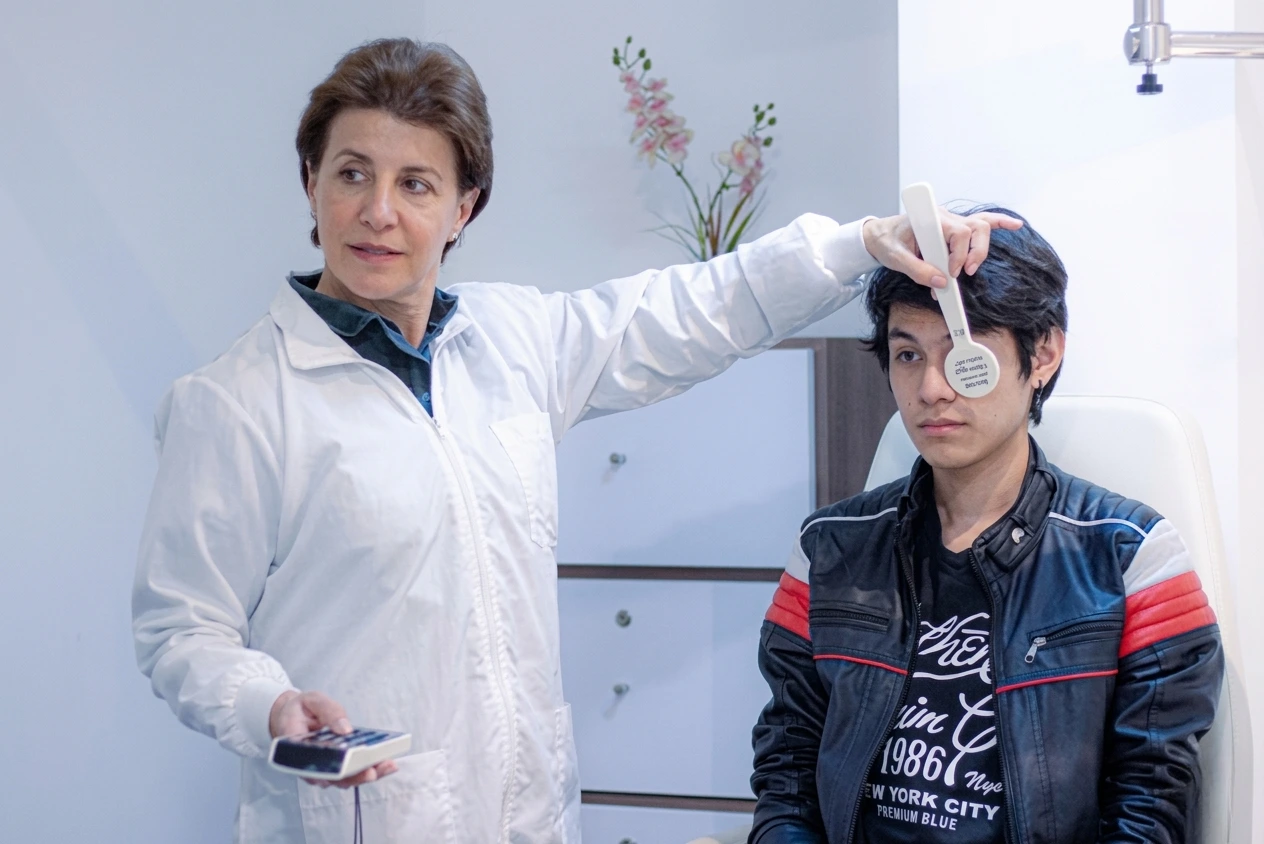 examen visual con oclusor manual